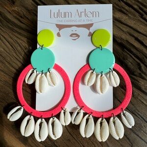 🆕 never worn neon colors statement lightweight earrings with sea shells 🐚